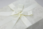 Preview: Das Design der Brautkleidbox Silver Flowers ist sehr elegant und die Farben passend zum Thema Hochzeit.
